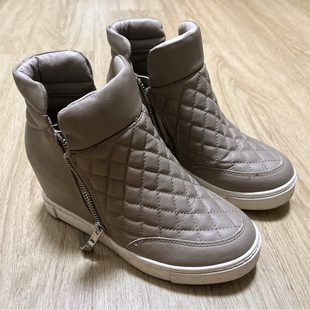 Bundle 2+ items for 30% off 
Steve Madden ankle boots. 6